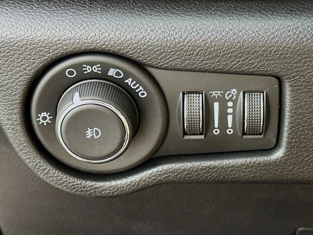 Used 2025 Chrysler Pacifica - photo 22
