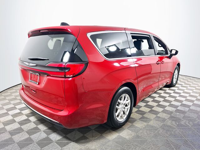 Used 2025 Chrysler Pacifica - photo 2