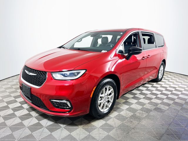Used 2025 Chrysler Pacifica - photo 9