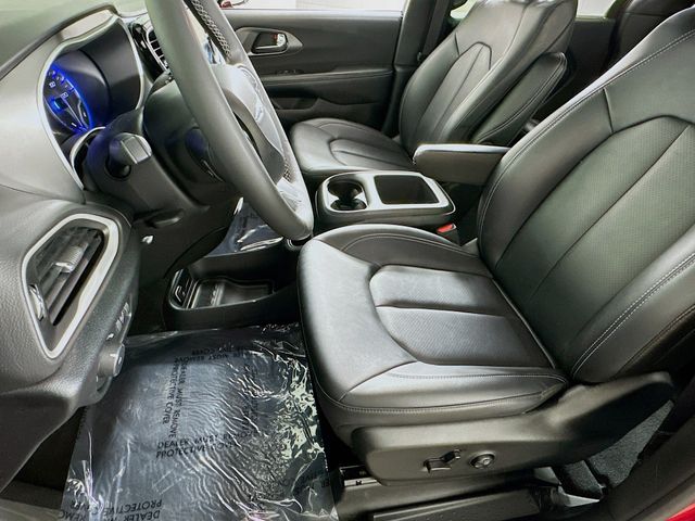 Used 2025 Chrysler Pacifica - photo 11