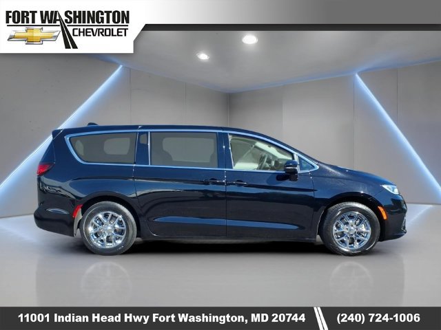 Used 2024 Chrysler Pacifica - photo 2