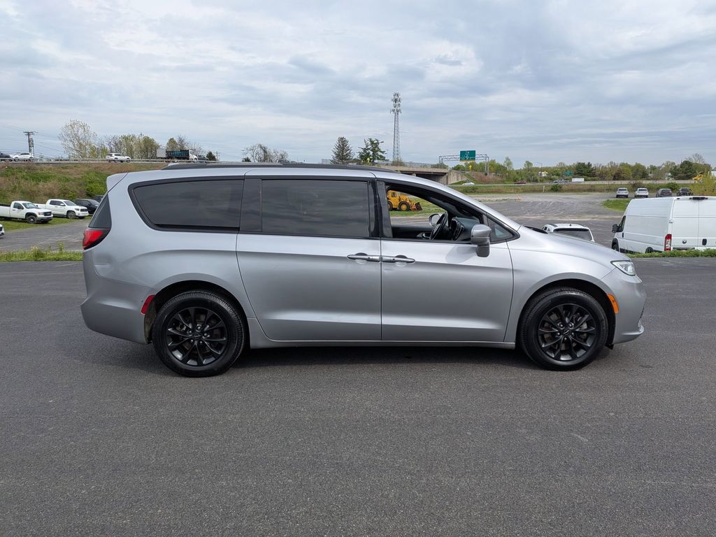 Used 2021 Chrysler Pacifica - photo 2