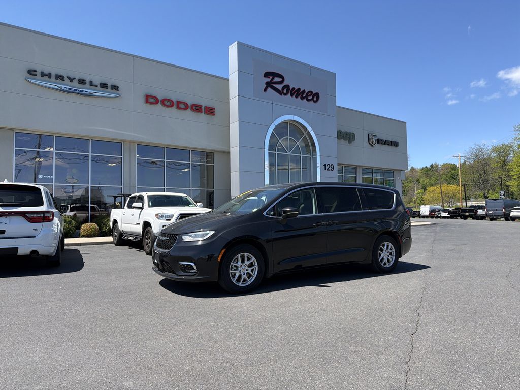 Used 2023 Chrysler Pacifica - photo 1