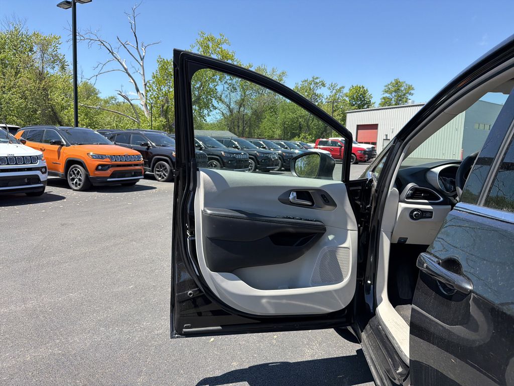 Used 2023 Chrysler Pacifica - photo 12