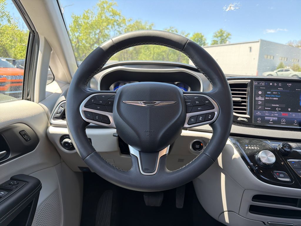 Used 2023 Chrysler Pacifica - photo 17