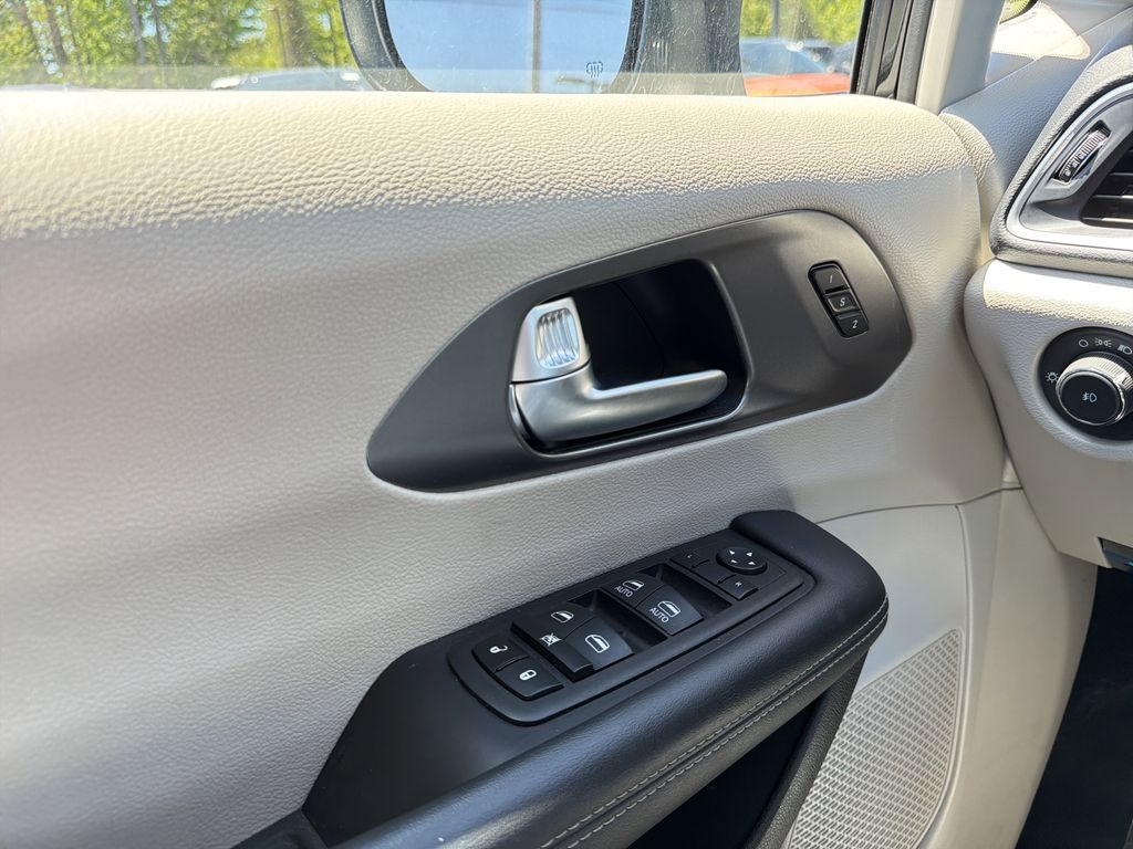 Used 2023 Chrysler Pacifica - photo 21