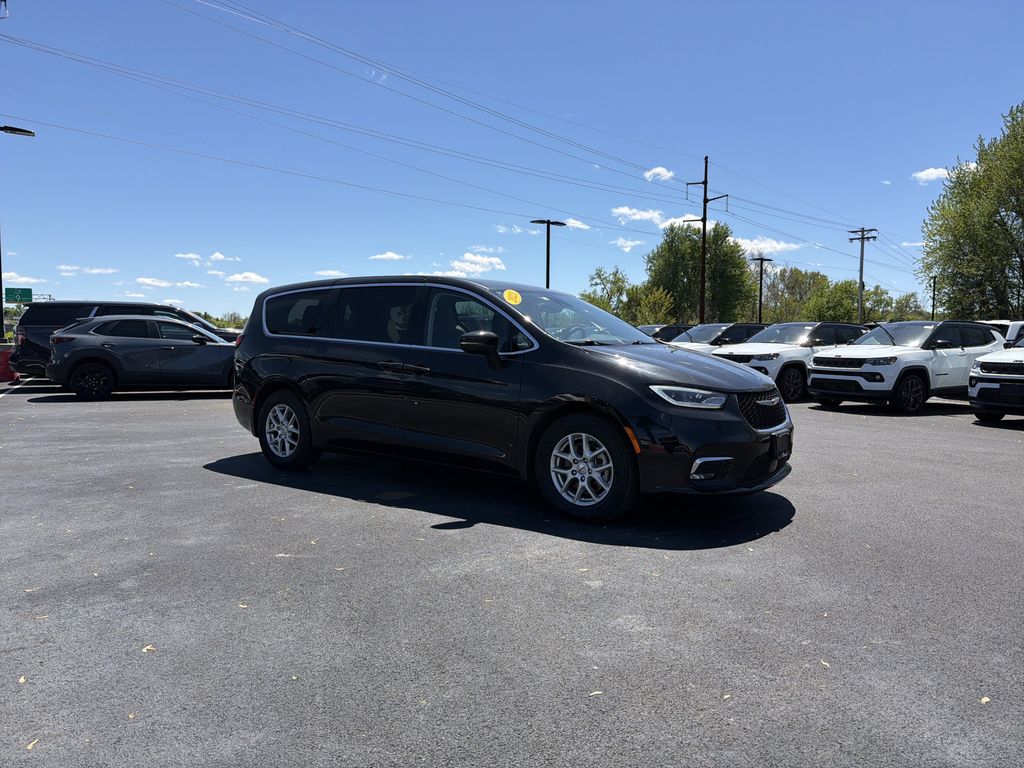 Used 2023 Chrysler Pacifica - photo 5