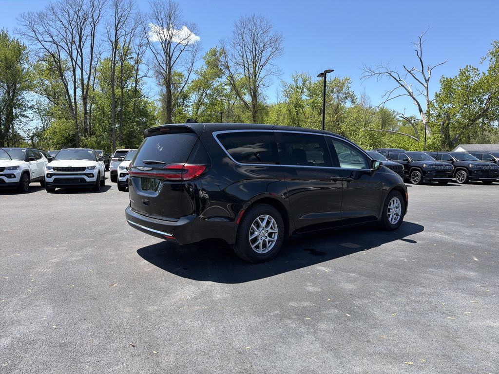 Used 2023 Chrysler Pacifica - photo 7