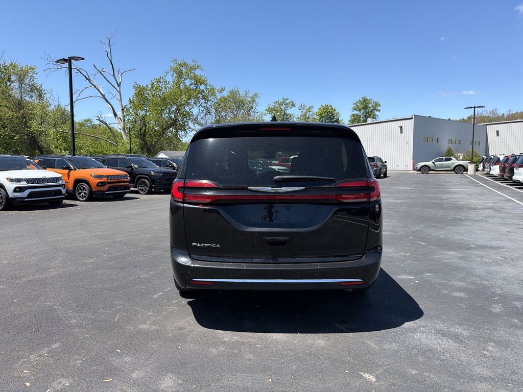 Used 2023 Chrysler Pacifica - photo 9