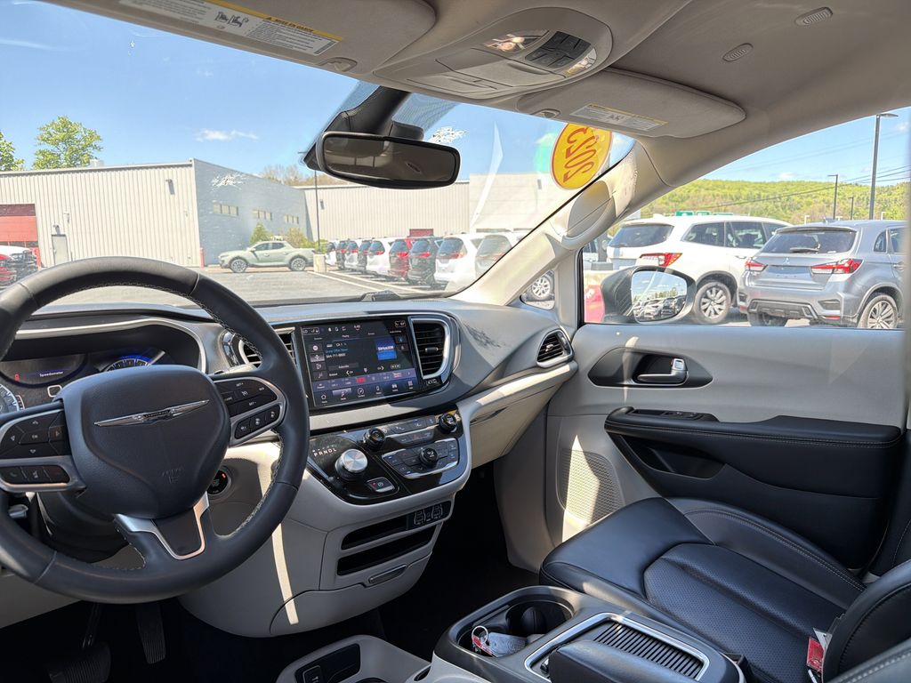 Used 2023 Chrysler Pacifica - photo 10