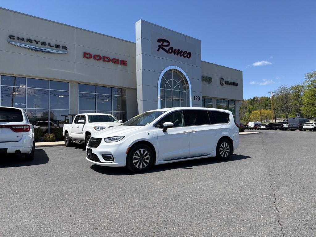 Used 2023 Chrysler Pacifica - photo 1