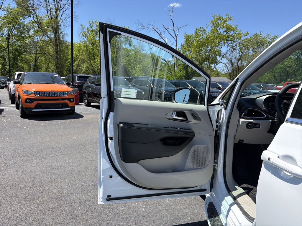 Used 2023 Chrysler Pacifica - photo 13