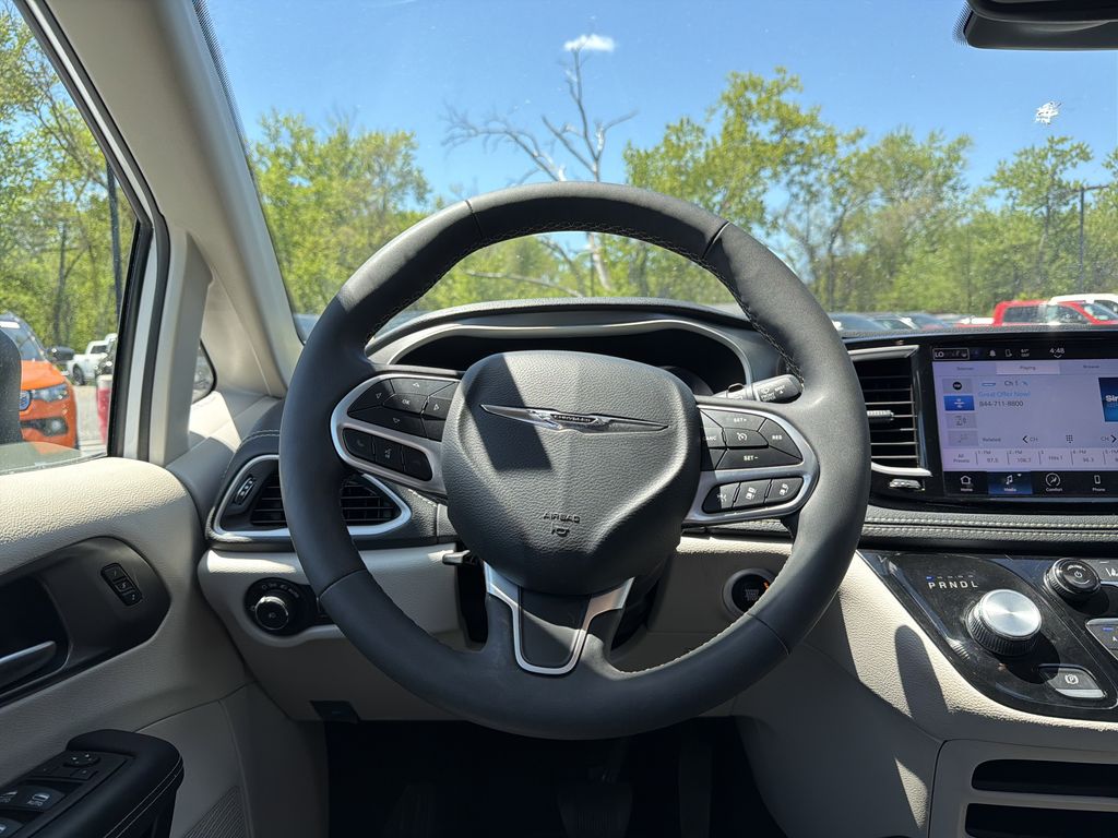 Used 2023 Chrysler Pacifica - photo 16