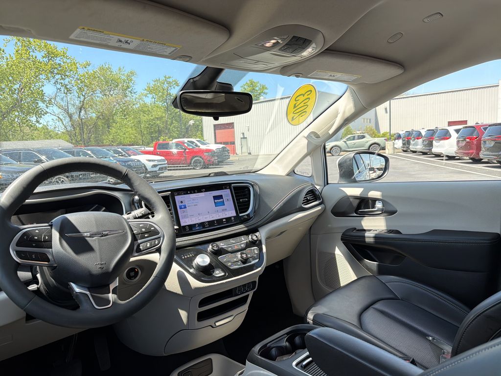 Used 2023 Chrysler Pacifica - photo 17
