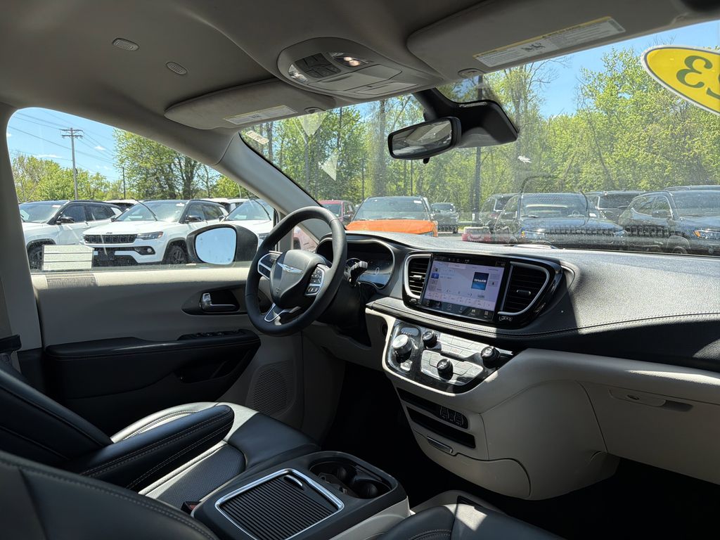 Used 2023 Chrysler Pacifica - photo 18