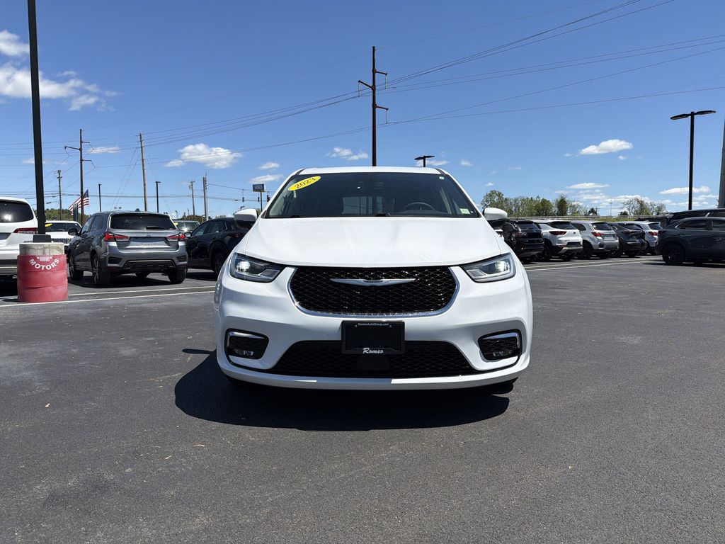 Used 2023 Chrysler Pacifica - photo 2