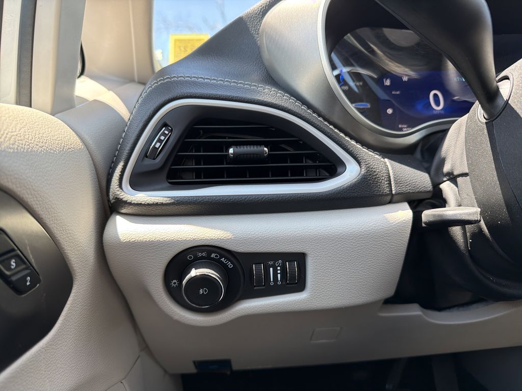 Used 2023 Chrysler Pacifica - photo 25