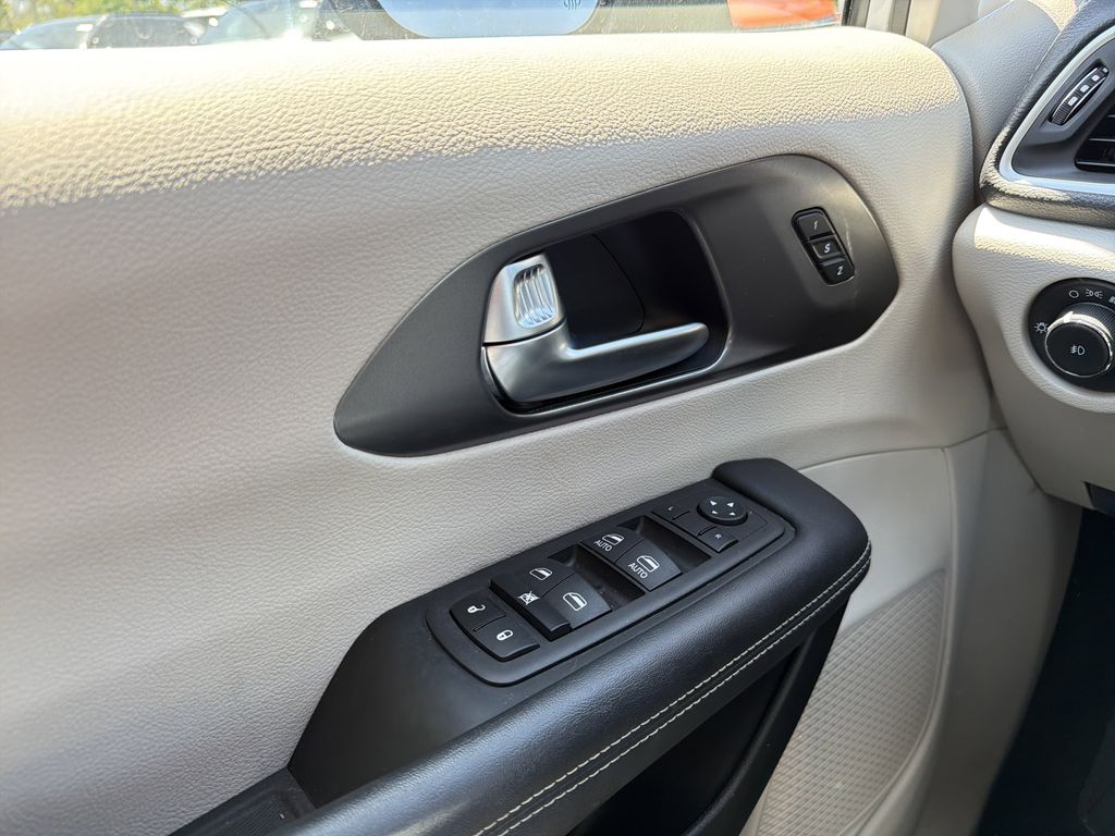 Used 2023 Chrysler Pacifica - photo 26