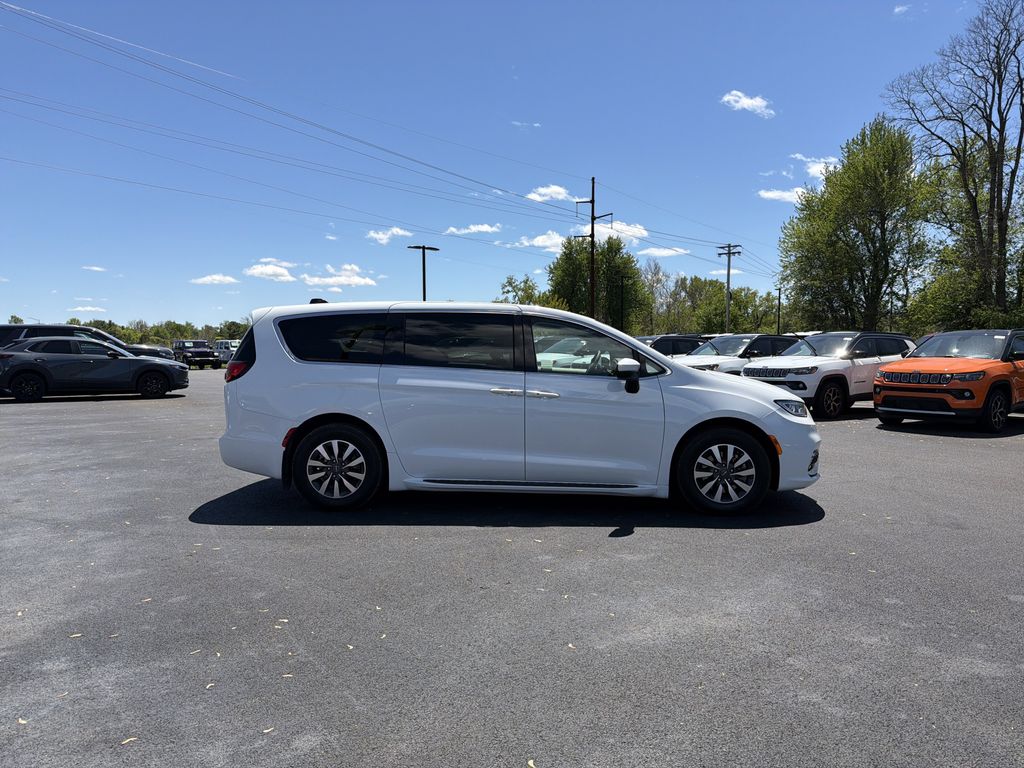 Used 2023 Chrysler Pacifica - photo 6