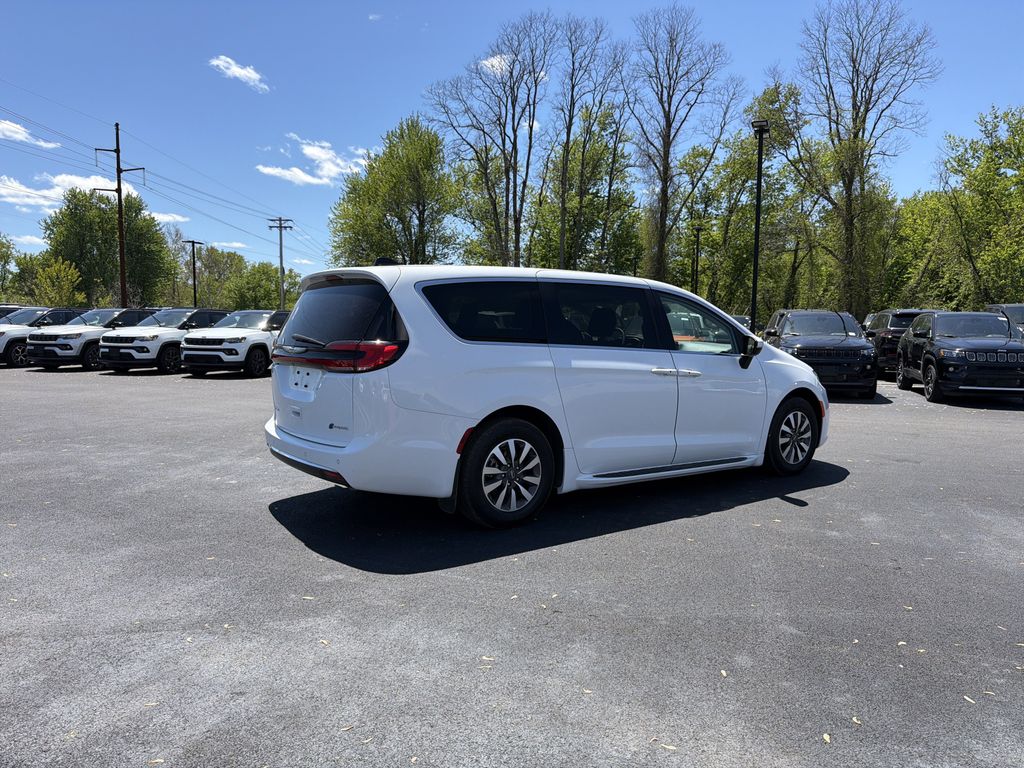 Used 2023 Chrysler Pacifica - photo 7