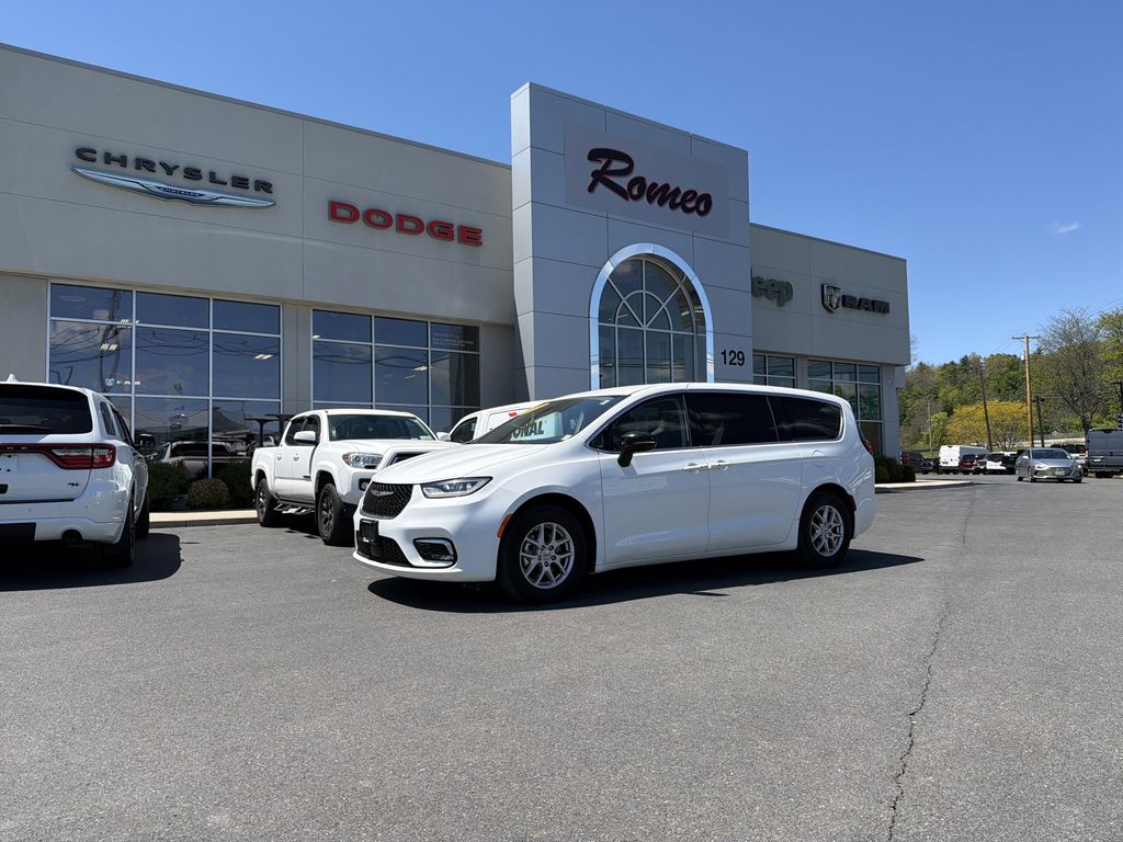 Used 2024 Chrysler Pacifica - photo 1