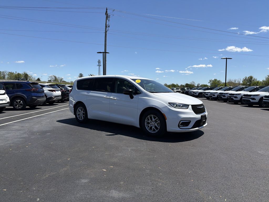 Used 2024 Chrysler Pacifica - photo 5
