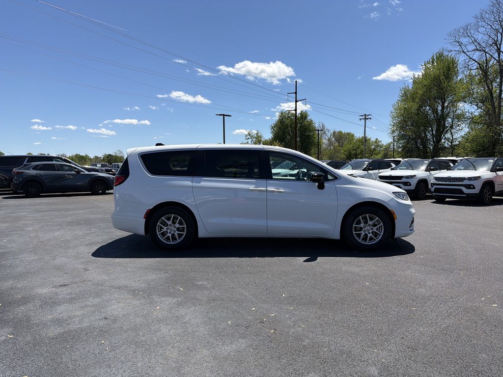 Used 2024 Chrysler Pacifica - photo 6