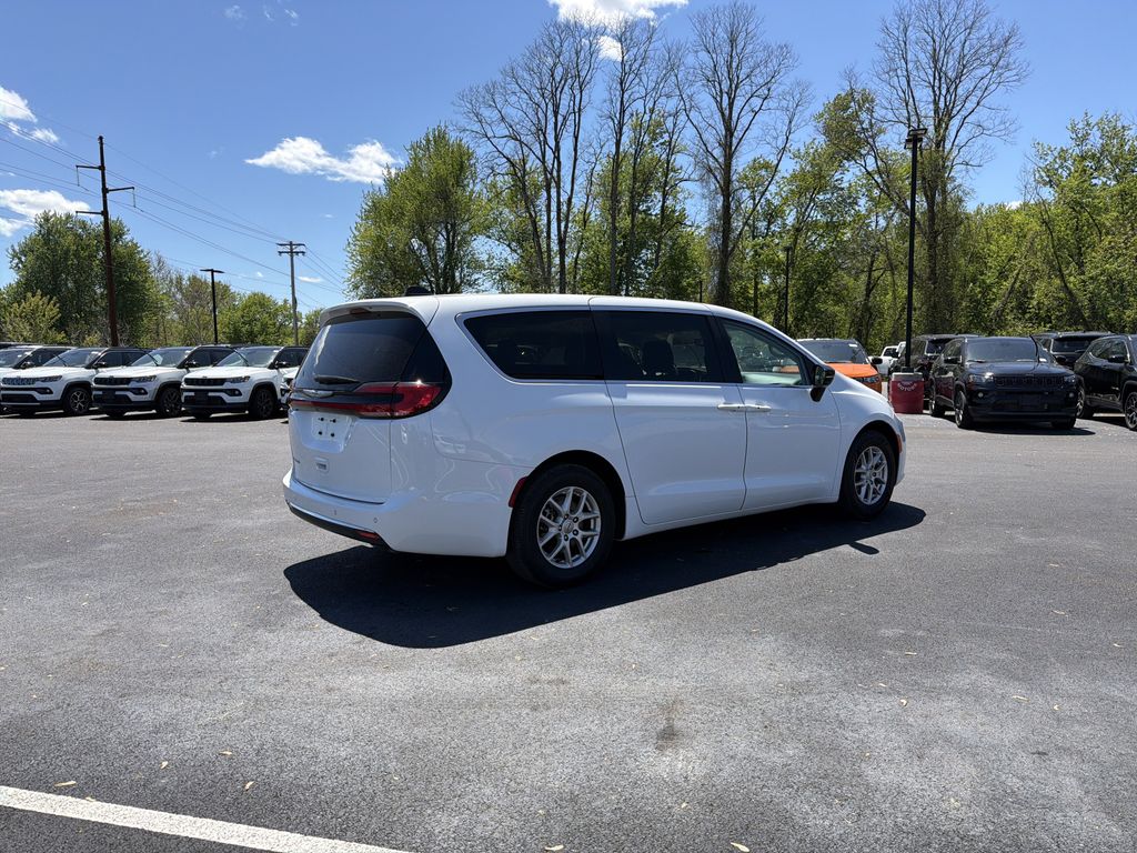 Used 2024 Chrysler Pacifica - photo 7