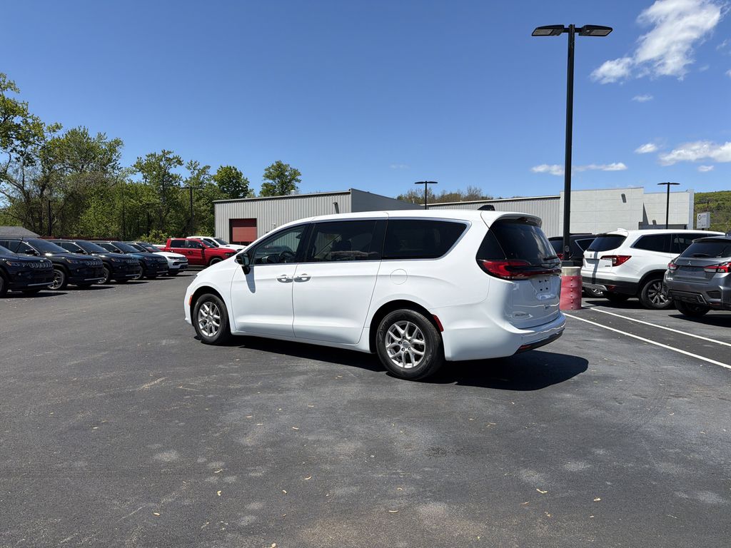 Used 2024 Chrysler Pacifica - photo 9