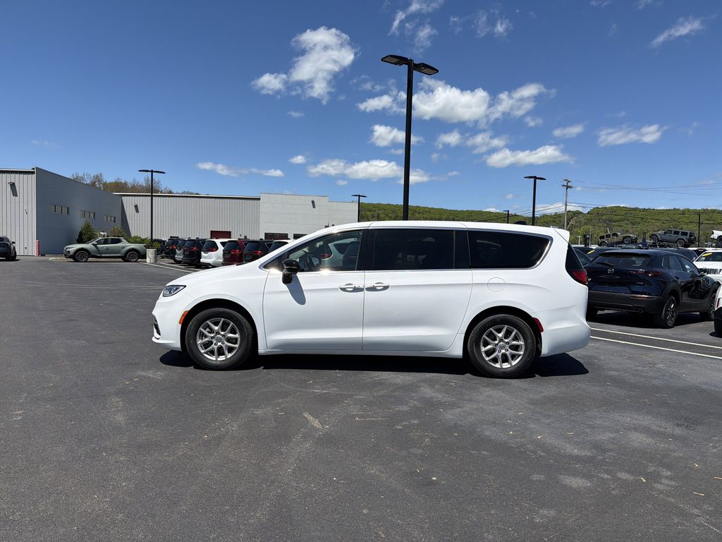 Used 2024 Chrysler Pacifica - photo 10