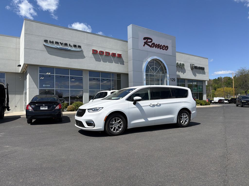 Used 2023 Chrysler Pacifica - photo 1