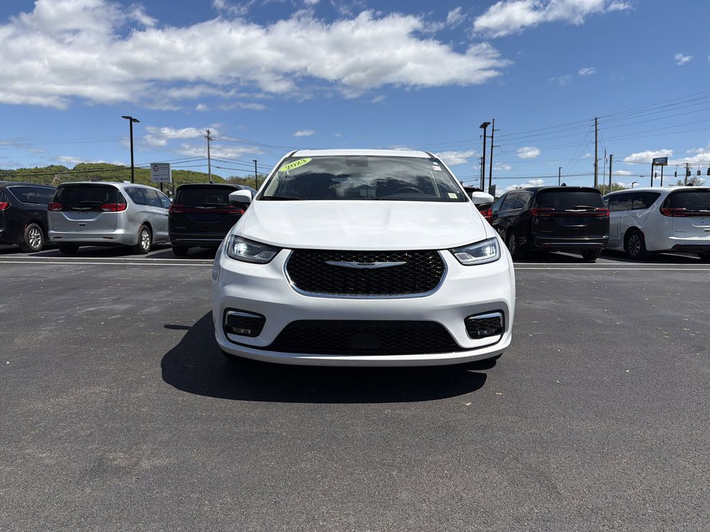 Used 2023 Chrysler Pacifica - photo 2