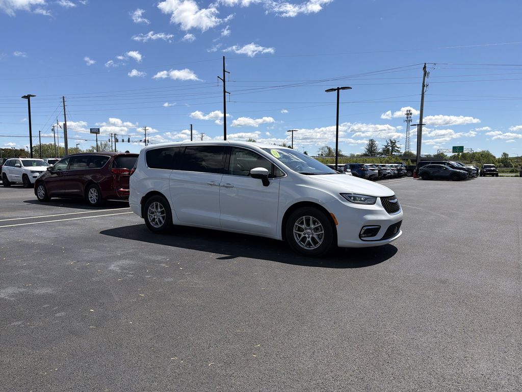 Used 2023 Chrysler Pacifica - photo 5