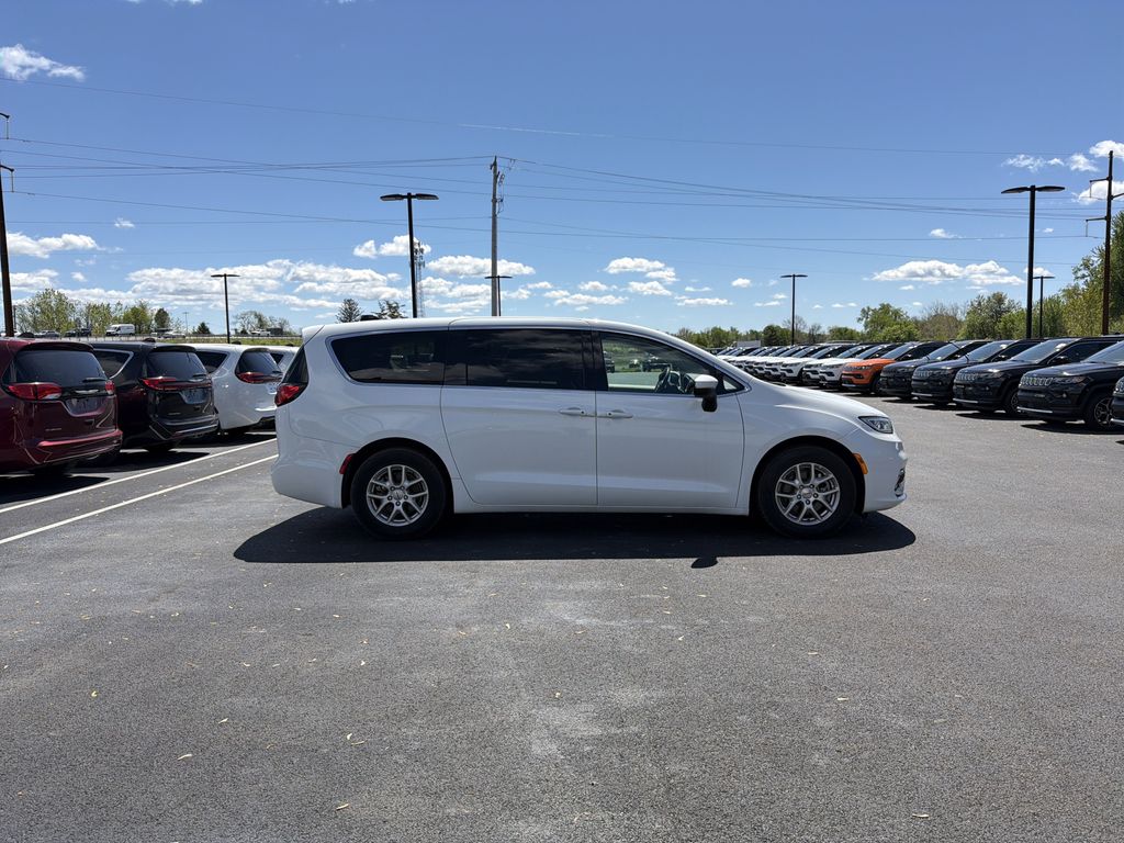 Used 2023 Chrysler Pacifica - photo 6