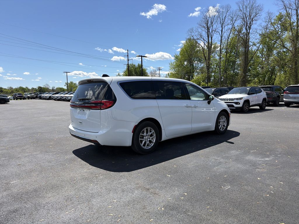 Used 2023 Chrysler Pacifica - photo 7