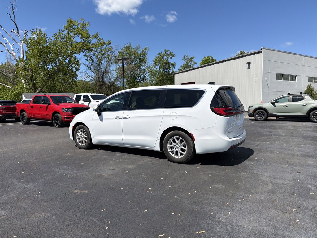 Used 2023 Chrysler Pacifica - photo 9