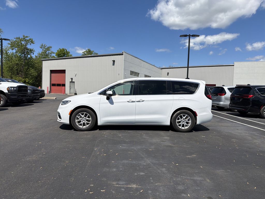 Used 2023 Chrysler Pacifica - photo 10