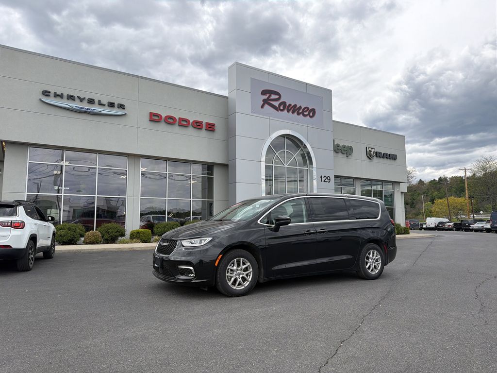 Used 2023 Chrysler Pacifica - photo 1