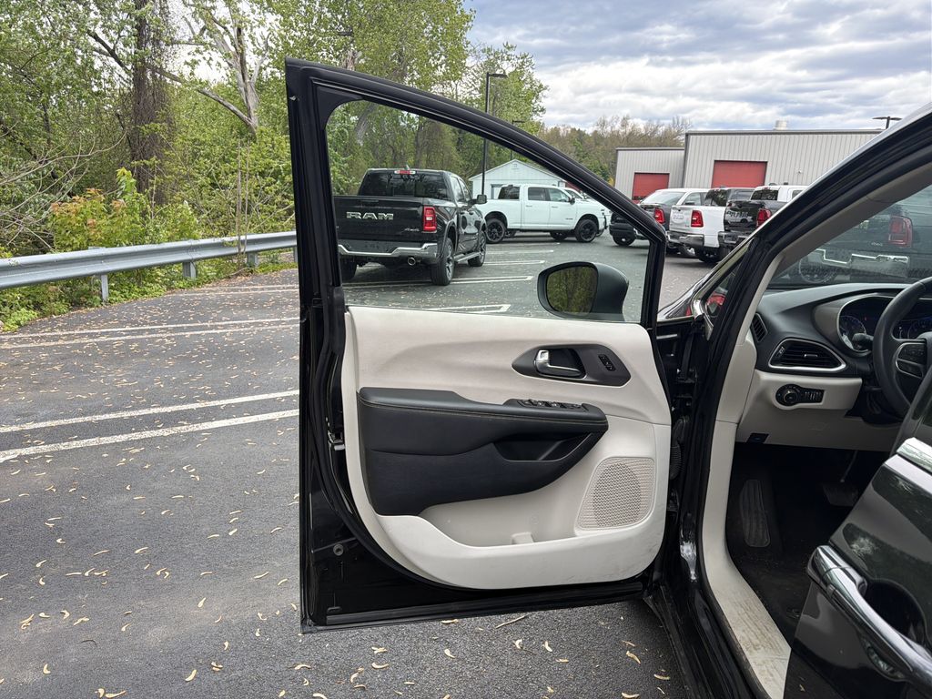 Used 2023 Chrysler Pacifica - photo 12
