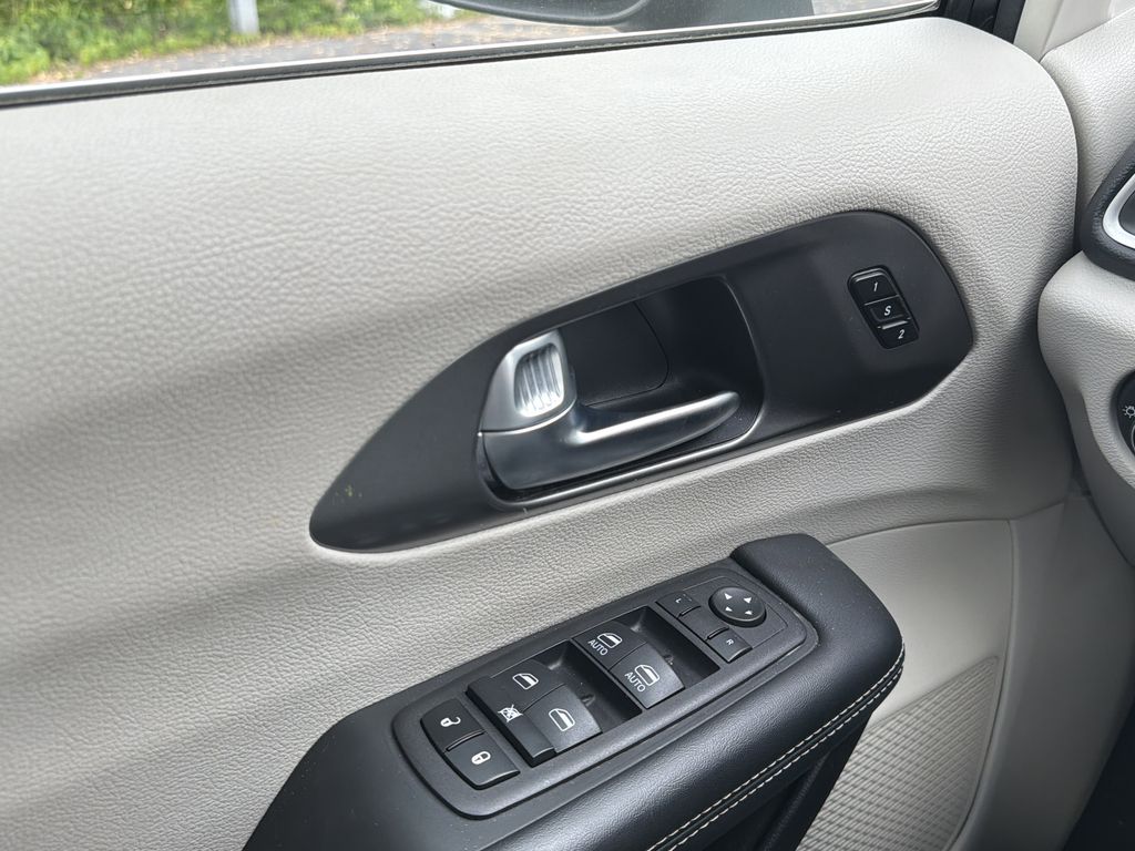 Used 2023 Chrysler Pacifica - photo 24