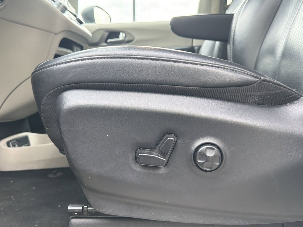 Used 2023 Chrysler Pacifica - photo 25