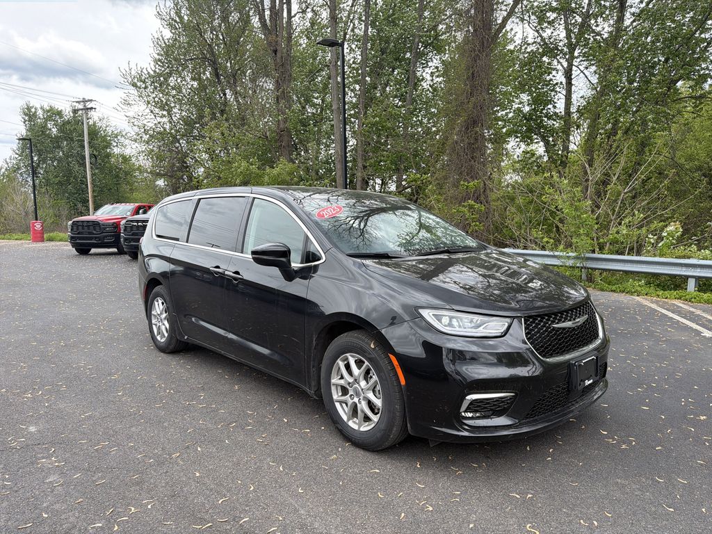 Used 2023 Chrysler Pacifica - photo 5