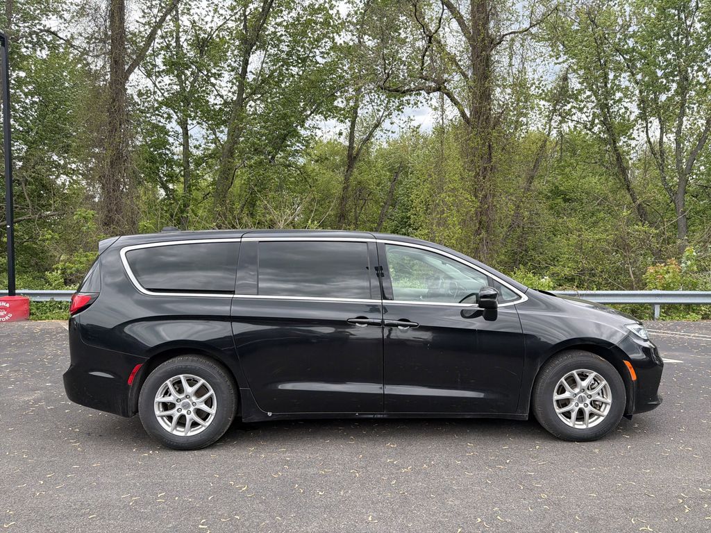 Used 2023 Chrysler Pacifica - photo 6