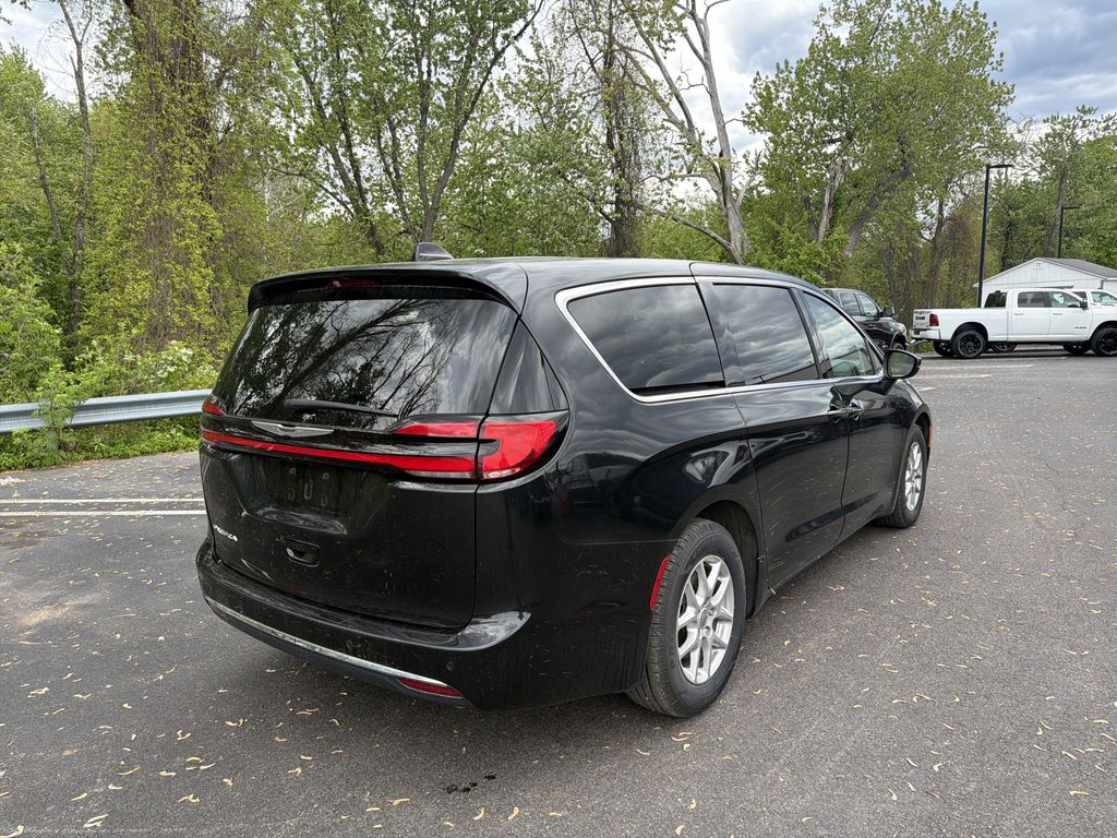Used 2023 Chrysler Pacifica - photo 7