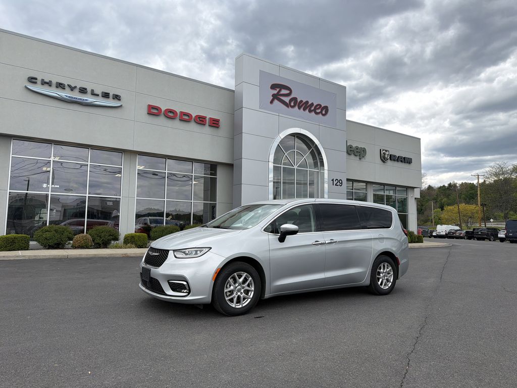 Used 2023 Chrysler Pacifica - photo 1