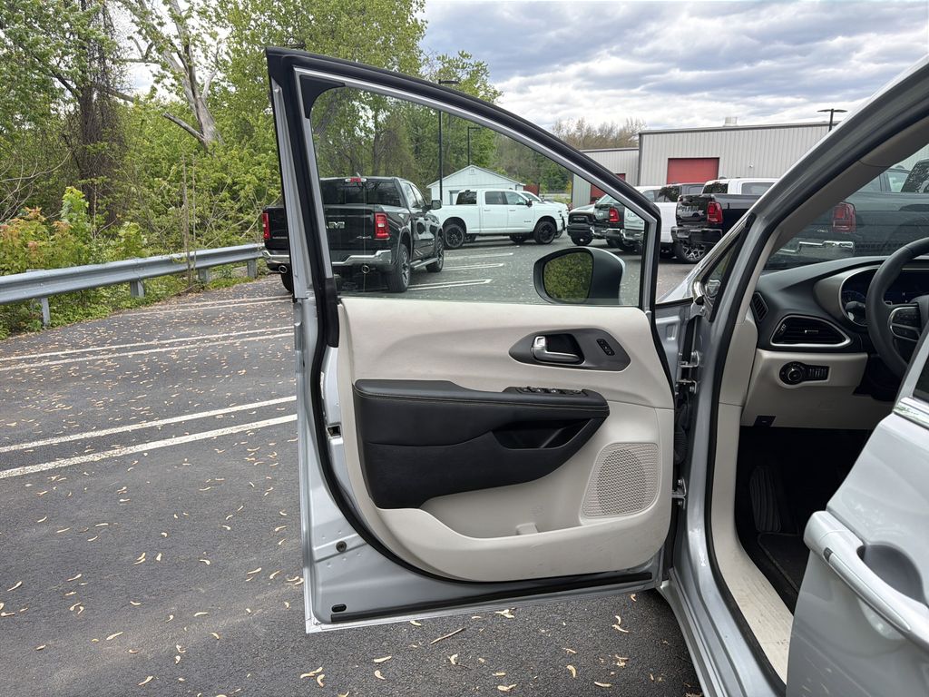 Used 2023 Chrysler Pacifica - photo 12