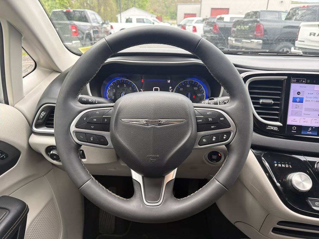 Used 2023 Chrysler Pacifica - photo 15