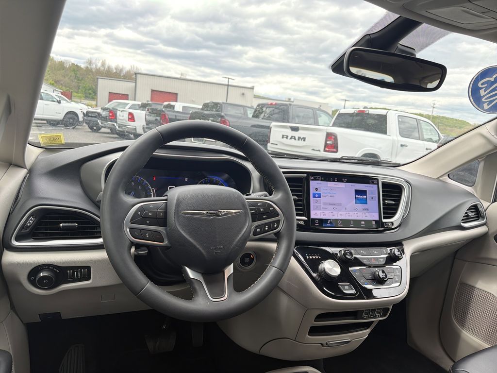 Used 2023 Chrysler Pacifica - photo 16
