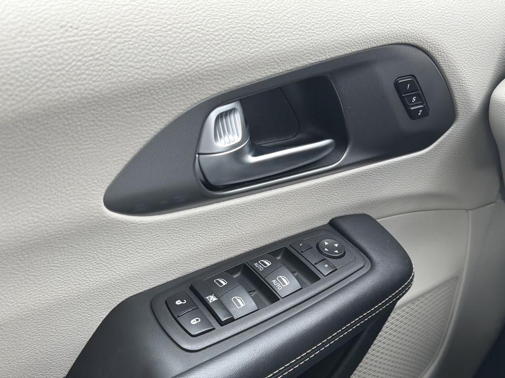 Used 2023 Chrysler Pacifica - photo 24