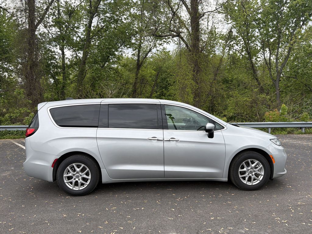Used 2023 Chrysler Pacifica - photo 6